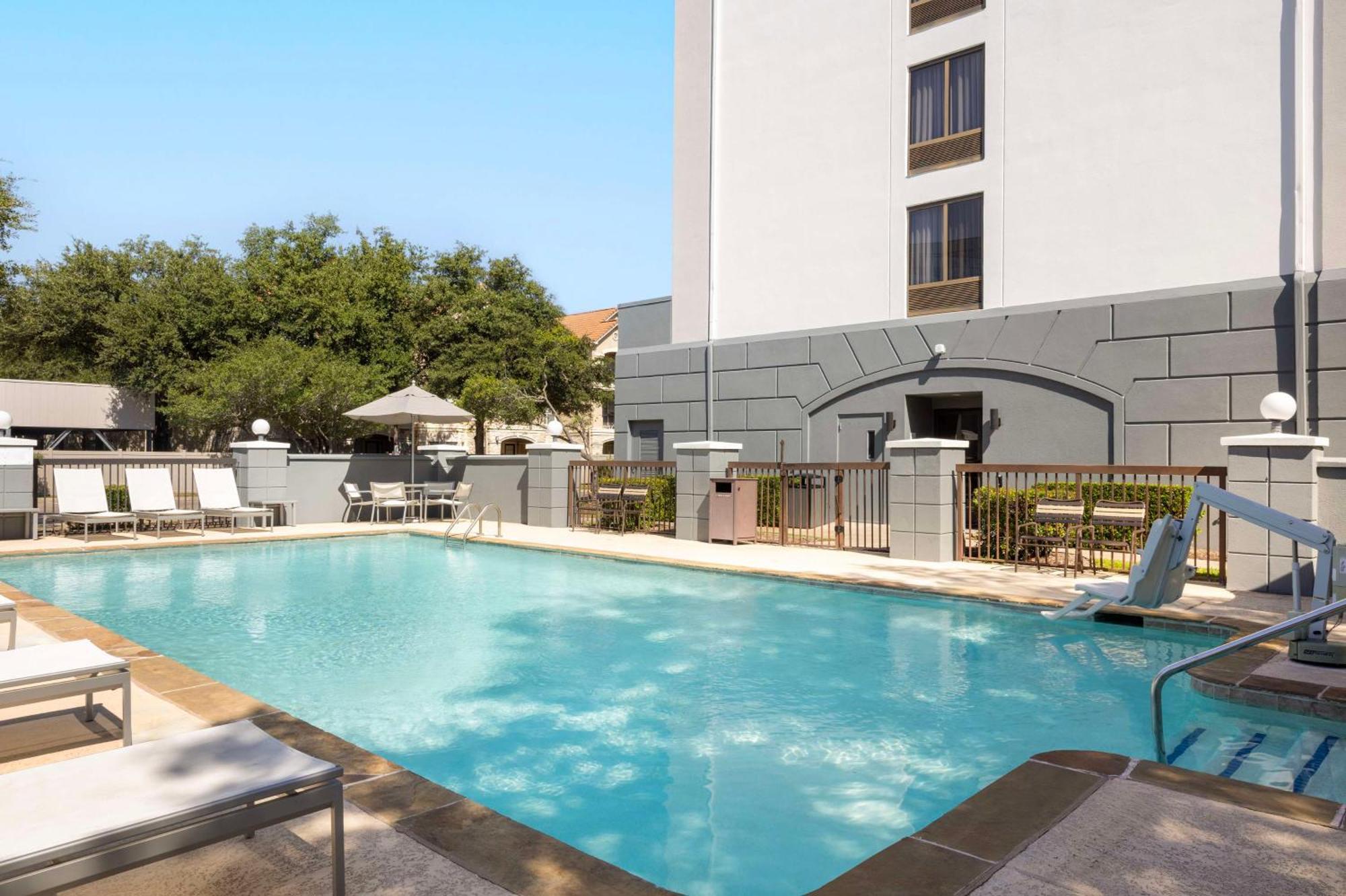 Hyatt Place Dallas North By The Galleria Addison Bagian luar foto